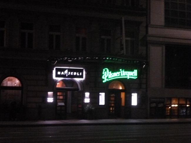 前回利用のレストランがおいしかったので、そこに行くことにしました。<br /><br />イビスホテルの向かいにあるレストラン。「NA JEDLI」<br /><br />左側のイタリアンレストランです。<br /><br />外観の写真を撮り忘れて、この写真は、前回撮ったものです。