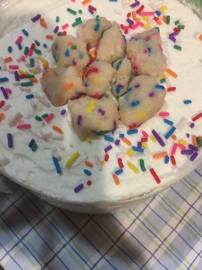 上から、、しかし　味は　スーズィケイクスのほうが　遥かに良いマテリアルを使ってるのが分かる、、　勉強になったｗ　モモフクは　コンポストクッキーだけ美味しいと言うか、、その発想が良かった、、コンポストクッキーだってその日によって味がかわるし、、このケイクのおかげで　スーズィケイクスに寄りたくなってしまったｗ　危険ｗ　メンローパークで良かったｗ　すたんふぉーどＳＣとか　パロアルトダウンタウンにあったら　絶対に寄ってしまうじゃろう、、ｗ