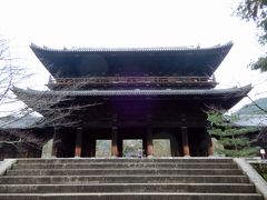 ひと際大きな南禅寺の三門
石川五右衛門が「絶景かな絶景かな」というシーンは、この三門からの眺め

8時40分になれば三門も見学できるので
めちゃくちゃ急な階段を上り高さ約20ｍほどから京都市内を一望
絶景かな絶景かなって言えますよ～