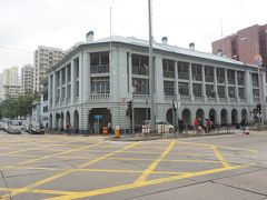 1925年に建てられた深水ポー分区警署はコロニアル式の建物で、中に入ると警察官がいて現在も警察署として使われていることがわかる。