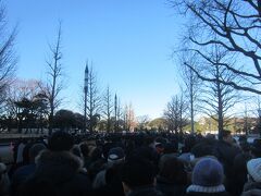 皇居前広場へと向かう人々
今年は平成最後の一般参賀ということで､予想通りいつにない人の多さ！
