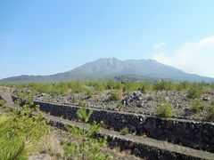 自転車で桜島港を出発して間もなくして、目の前に溶岩地形と桜島が飛び込んできました。