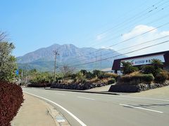 桜島港に到着後、港の前にあるレンタサイクル屋さんで自転車を借りて、桜島散策を開始です。