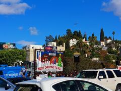 お隣りのHollywood United Methodist Churchでは、なにやらクリスマスのイベンドをやっているようで、たくさんの人が並んでいて、テレビ局の中継車もいました。
ひとつ上の写真の左側にもちょっと写っているけど、この教会は「バックトゥザフューチャー」などの映画のロケにも使われた教会なのさ。
