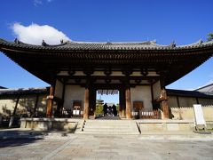 法隆寺に到着です。国宝の南大門をくぐります。