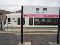 日中の桜井線下り列車は和歌山線に乗り入れる和歌山行きがほとんど。高田で王寺方面行きの電車に乗換えます。