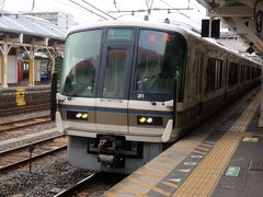 王寺で関西本線に戻って、加茂行きの電車に乗り込みます。王寺駅構内のキオスクでビールを買い込み、飲みながらの移動です。鉄旅の醍醐味。