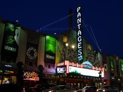 Trader Joe'sでお買い物を済ませたら、いい感じの空の色。
Pantages Theatreもキレイだ(^^)
