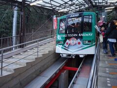 ケーブルカーは参拝客で満員でした。
「山と食欲と私」ではこんなに混んでいなかったのですが．．．
でもこの光景に魅かれてここに来たのです。