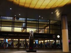 LAXのTom Bradley International Terminalに到着。
夜も相変わらず賑わう空港です。
