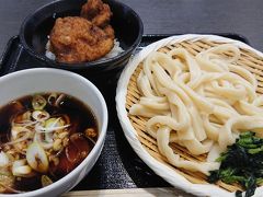 お昼にはアウトレットのフードコートでうどんを食べました。
太いうどんが食べごたえあっておいしい～(^o^)