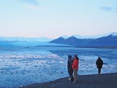 暗くなる前にヨークルスアゥルロゥン氷河湖に到着。車を走らせていると、遠くからでも大きな氷が見えるので、すぐに分かりました。ここはツアーバスも多く停まっていて、アイスランドで一番賑わっている観光名所でした。駐車場にトイレと給油機もありましたが、トイレはかなり混雑していました。