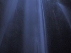 この後は急いでセリャンズフォスへ向かいます。日没時間の午後3時半には到着出来ましたが、駐車場やトイレでモタモタしていたら、すっかり日が暮れてしまいました。セリャンズフォスには4つの滝があるのですが、私はまず先にGljufrabuiという、駐車場から一番離れた場所にある滝に走りました。ここは岩場の間にある滝なのですが、アイスランドでどうしても見たかった滝の一つでした。

岩場に入るには、滝壺からの水が流れて来る場所を通過しなければならない為、長靴や防水の登山靴が必要です。また、岩場の中も水しぶきが立ち込めているので、レインコートなしではビチャビチャに濡れます。暗くてあまり良い写真を撮れなかったのですが、この滝を旅行中に見られて本当に良かったですヾ(*´∀`*)ﾉ