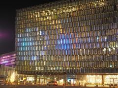 アイスランドを代表するモダン建築、ハルパ コンサートホール。キラキラ光る紫のイルミネーションが素敵でした (*^ω^*)