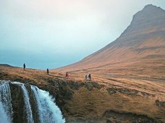 スナイフェルスネス半島へ来た目的はコレ！アイスランドを代表する山、キルキュフェトルです。近くに駐車場があるので、そこから徒歩で滝を中心にくるっと半周すると、滝と山を一緒に撮影出来るポイントがあります。