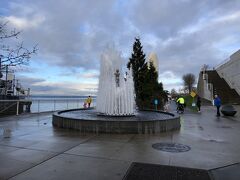 海沿いを歩いてダウンタウン北部のOlympic Sculpture公園に着きました。