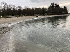 次に向かったのがStanley Parkです。
物凄い大きな公園で、夏は気持ちよいでしょうね。
ビーチも波は穏やかですし、水も澄んでいます。
巨大な公園だけに駐車のスペースはあちこちにあります。