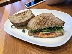 家内が前の日に市場で食べたパンが美味しかったとのことで、そのカフェに寄って昼を食べることにしました。http://www.terrabreads.com/our-bakery-cafes/