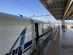 行きは新横浜から1駅区間だけ新幹線に乗りました。
15分ほどの新幹線乗車です。