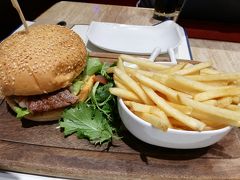 ステーキバーガー　170ドル 桁がちがうと安いのかと勘違い。。K11のアニエス・ベーカフェにて