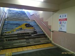 内宮の最寄り駅は、昔は宇治山田だったが、今は五十鈴川駅だ。この駅もエスカレータもエレベータもない。観光に力を入れている近鉄にしては情けないというべきだ。階段に絵を描いている暇と費用があったら。エレベータを設置しよう。