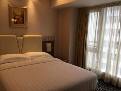 ホテルは旧カントンホテルてとこで思ってたよりずっと豪華でした。ただ、今はリノベーションで工事やっています。