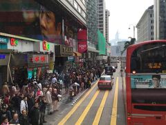 空港からシティフライヤA21でチムサーチョイへ向かいます。オクトパスカードで33ドル、2階建てで眺めも良いです。オクトパスカードは空港の到着ロビーを出て、すぐ右のカウンターで売っています。
それにしても年末の香港は人多すぎでしょ