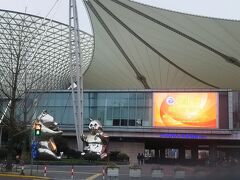 中華芸術宮駅前のショッピングセンター。
信号待ちしてたら隣のおっちゃんに何か話しかけられた。残念ながら私は中国語はわかりません。そうか、同じ東洋人だから外国人だってことがわかりにくいよね。
これが韓国だと、化粧の仕方とか持ち物で何となく現地人との違いが出るのだけど、上海では上海人と日本人は違いがわかりにくいような気がしました。