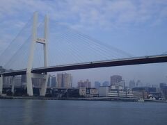 南浦大橋の下を通過します。