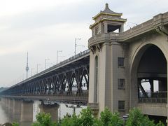 18：47
そして長江大橋へ。
時々下の段を列車が通るたびに小さな男の子たちが興奮してた。