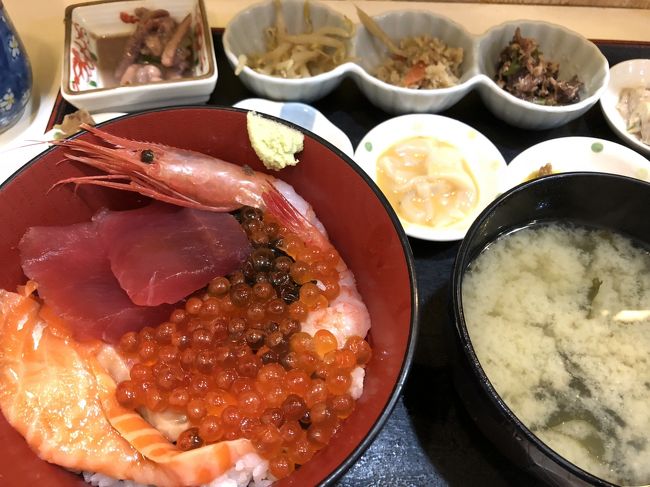 函館朝市の「茶夢」というお店で朝ご飯。本日のどんぶり、甘エビ、いくら、マグロ、サーモンが載っていました。このお店はメインのどんぶり以外についてくる、小鉢がすごい！