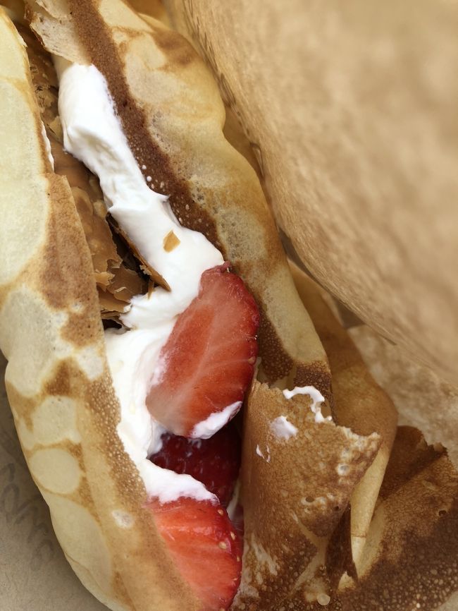 元町（大町）にある、アンジェリック　ヴォヤージュというお店のクレープ。中で食べるスペースはないのですが、注文すると奥で作ってくれます。<br />皮がモチモチして、中はミルフィーユ生地がサクサクでおいしかった！<br />（何種類かメニューがあります）<br />ショコラがメインのお店のようで、地元の方が続々と買いに来てました。