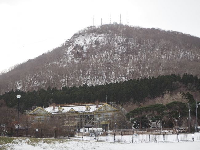 元町中腹。元町公園と函館山を見上げます。<br />旧函館区公会堂は改修工事のようですね。