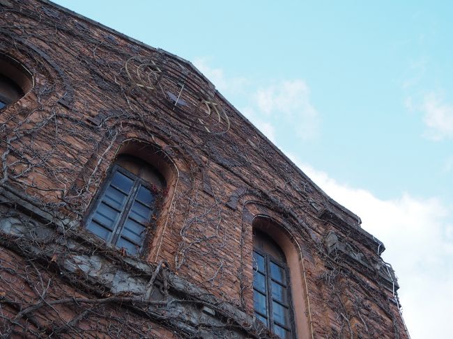 赤レンガ倉庫街まで戻ってきました。ガラス製品やお土産が売っている明治屋さん。素敵な建物です。