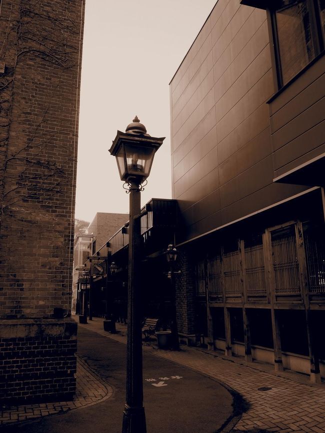 赤レンガ倉庫街からホテルへの抜け道？あ、明治屋さんの裏側ですね。<br />モノクロで撮ると日本じゃないみたいで、いつも撮ってしまいます。