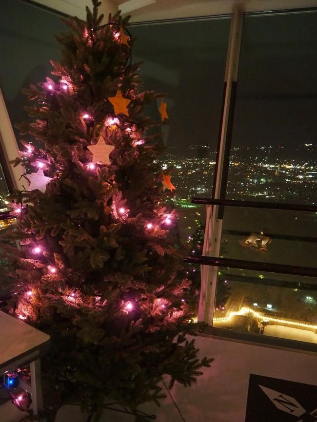 タワーの中にもクリスマスツリー。星型の紙にみなさん、なにか書いて飾っています。