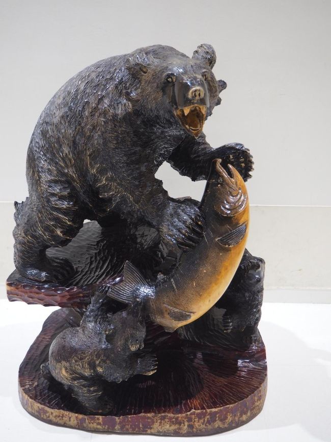 久々に見ました、木彫りの熊と鮭。昔の北海道のイメージってこれでした（笑）。タワーのトイレ入り口にあったので、思わず撮ってしまいました。