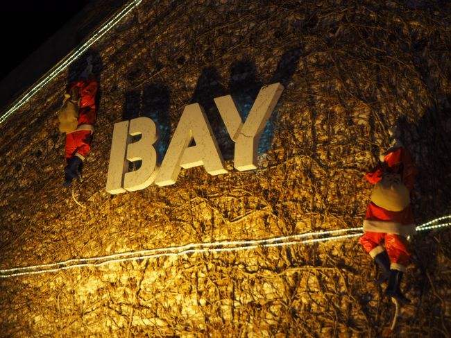 赤レンガによじ登っているのはこれからプレゼントを配る、サンタさんたち？<br />これを見た家族は「えーぶら下がってるんでしょ？」と言っていました。私には登っているようにみえるんだけどなぁ～