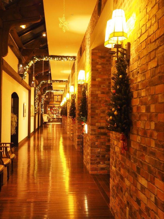 フロント反対側にレストランに続く通路があります。ここも素敵。