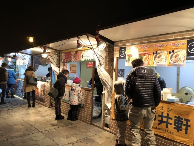 クリスマスファンタジーの期間中、スープ屋台が何軒も出ます。いつも、どれを食べようか悩みます！