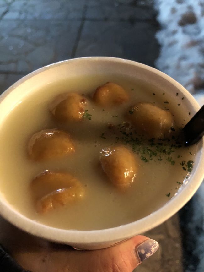 １日目は揚げニョッキのクリームスープをいただきました。<br />１杯６００円で購入できます。どのお店も、北海道の食材を使ったメニューとなっています。