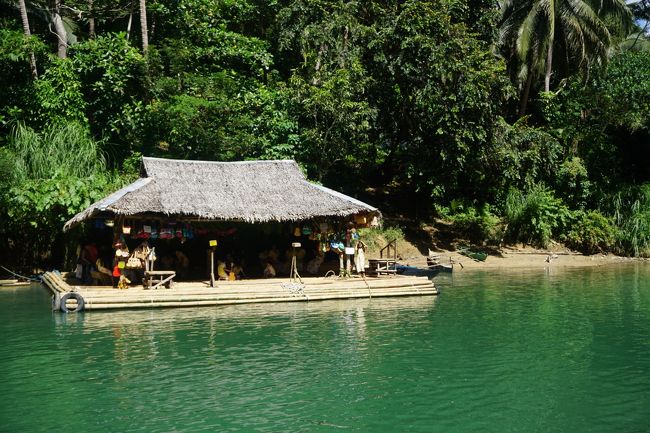 途中でこういうところで現地の子がダンスを見せてくれます