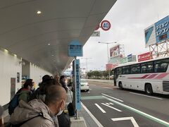 地下鉄の福岡空港駅を降りて、「国際線」表示に沿って進むと、国際線への無料シャトルバスの乗車場へ。
