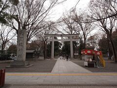 15:13　大國魂神社
大鳥居と社号標が通りに面してあります。

奈良時代から平安時代中期に武蔵野国の国府がこの地にあり、大國魂神社は六所宮（六所神社）でした。

鳥居の脇にある駐車場に車を止めました。
