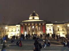 やってきましたナショナルギャラリー！
金曜日は大英博物館と同じく21時までやっています。
正面は出口オンリーになっていましたが、夜だから？でしょうか。

