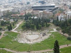 手前にディオニソス劇場が見えます。奥の建物はアクロポリス博物館です。
