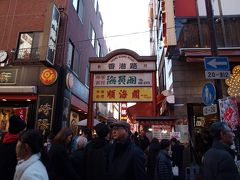 横道に逃げようと思ったけれど香港路も年末のアメ横状態。