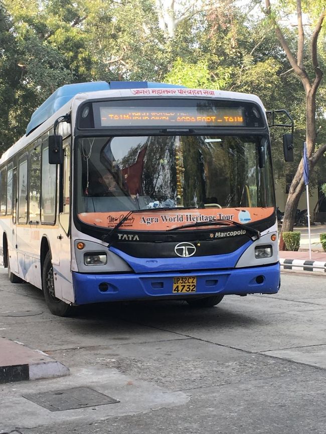 ジャイプール10:00発11:00アグラ着のエアインディアに乗る予定でした。でも、３時間のディレイ。（→メールで教えてよ…）特に何もないジャイプール空港で、ひたすら読書して待ちました。<br /><br />アグラに着くと、タクシーの勧誘。イラッ。<br />olaを使おうとするも、どうもこのアグラ空港、空軍の機能も満載の基地。<br />歩いて空港敷地外へ出ようとしても、兵士に止められる。かといって、olaの配車も空港敷地内には来られない。タクシー以外の唯一の手段、このバスも、フライトの時間に合わせての運行のため、逃してしまうと、もうタクシーしかありませんでした…<br />