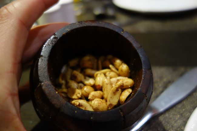 ビールについてきたナッツがスパイス味でおもしろい！