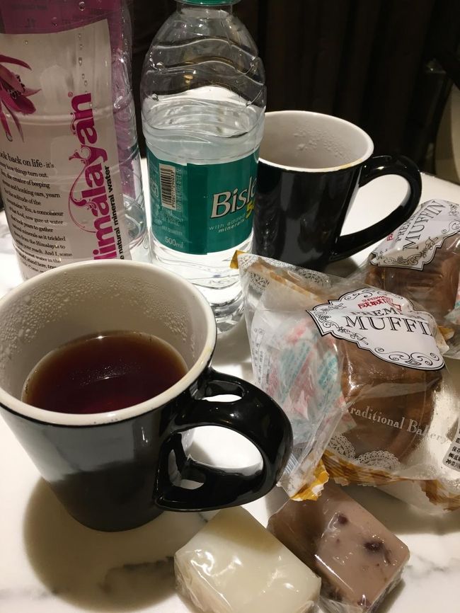 朝ごはん。日本から持参のマフィンやういろうで。